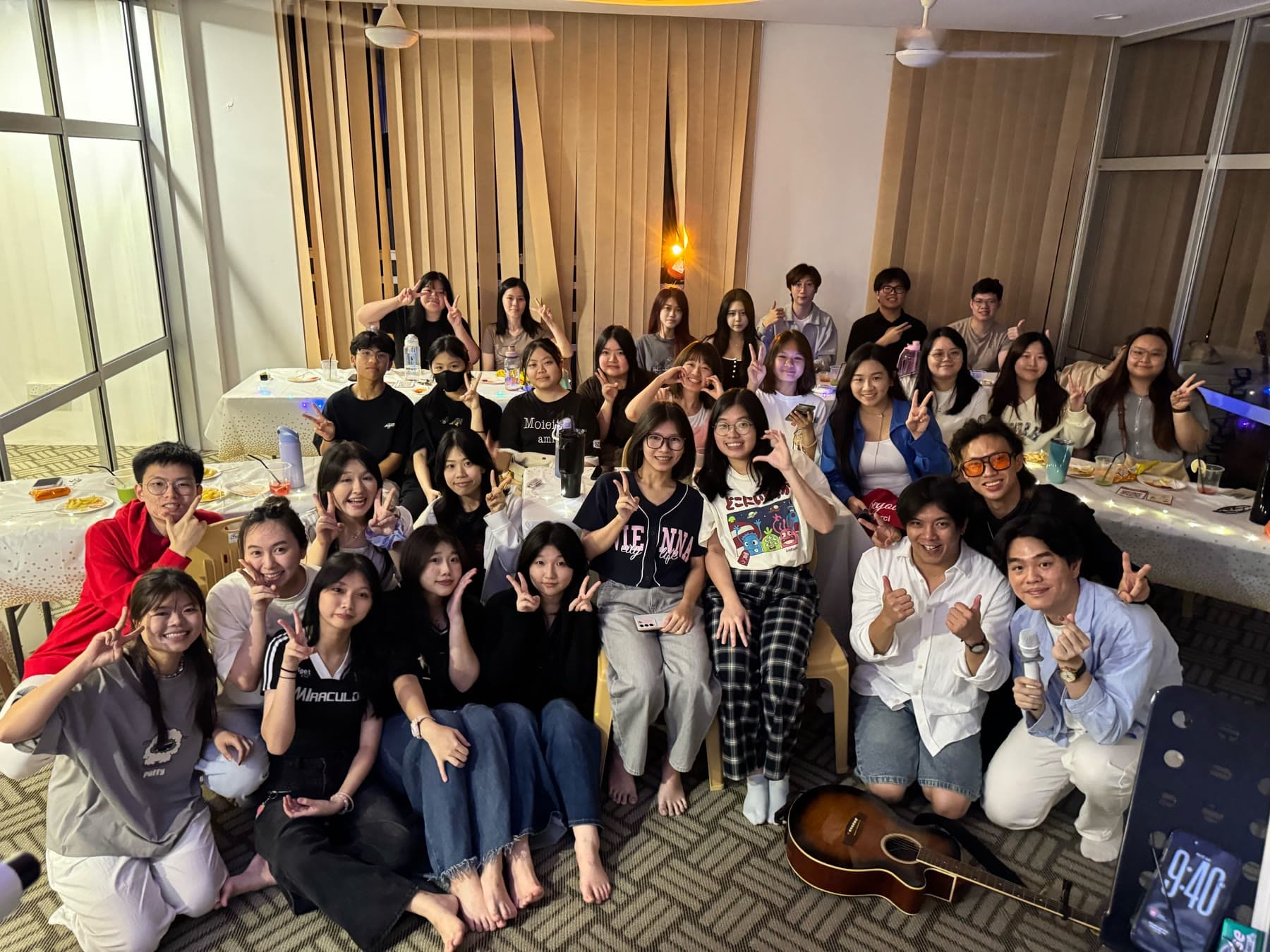 2026年9月音乐会结束后，年轻观众与演唱者在KHarvest Space JB合照