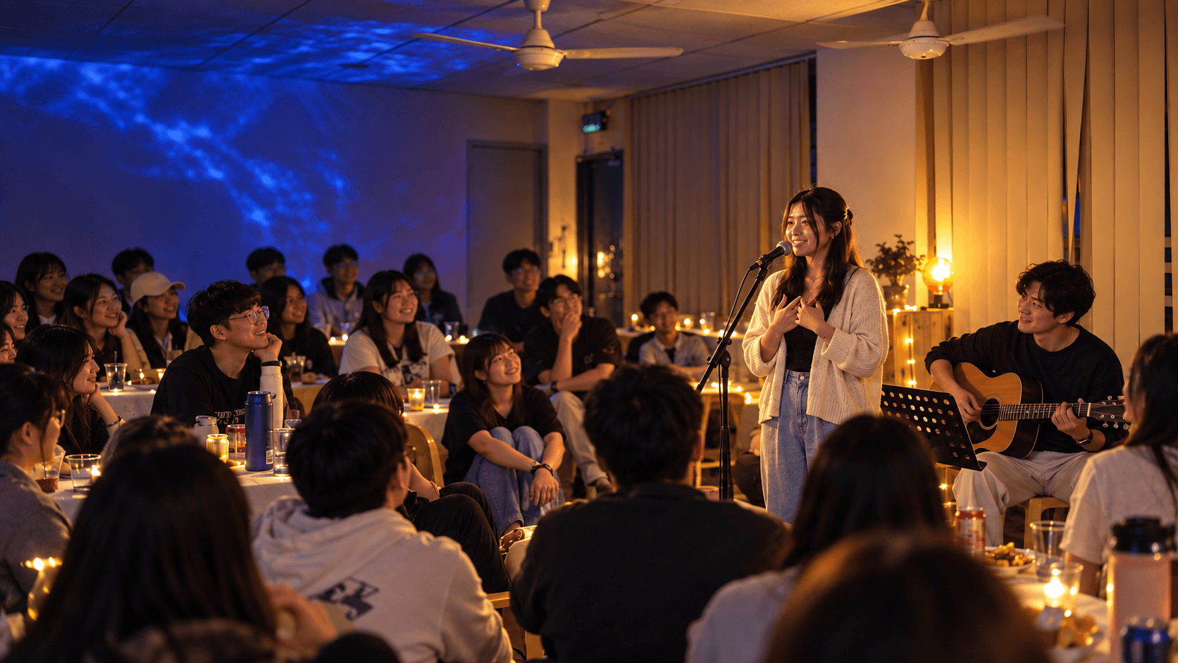 年轻人围坐在温暖灯光下，听演唱者分享一首歌的故事